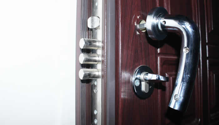 24 hour business locksmith door repair and secured
