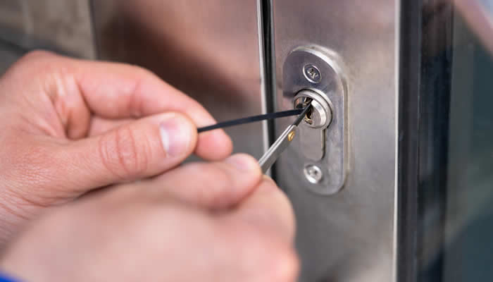 Emergency locksmith lockpicking