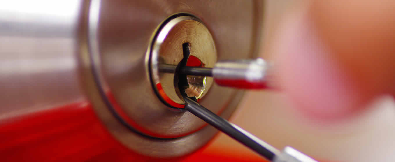 vauxhall-closeup-hands-locksmith-using-metal-pick.jpg