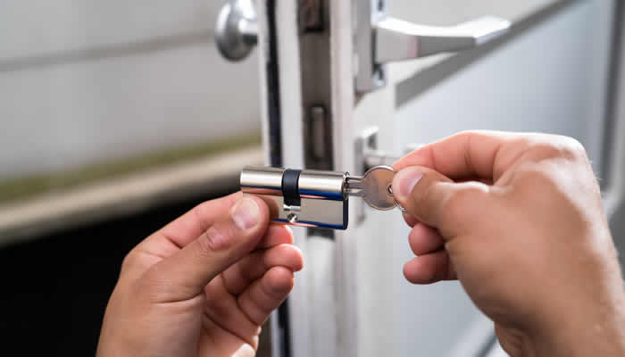 Residential locksmith 24 hour lock installation repair and replacement London Vauxhall