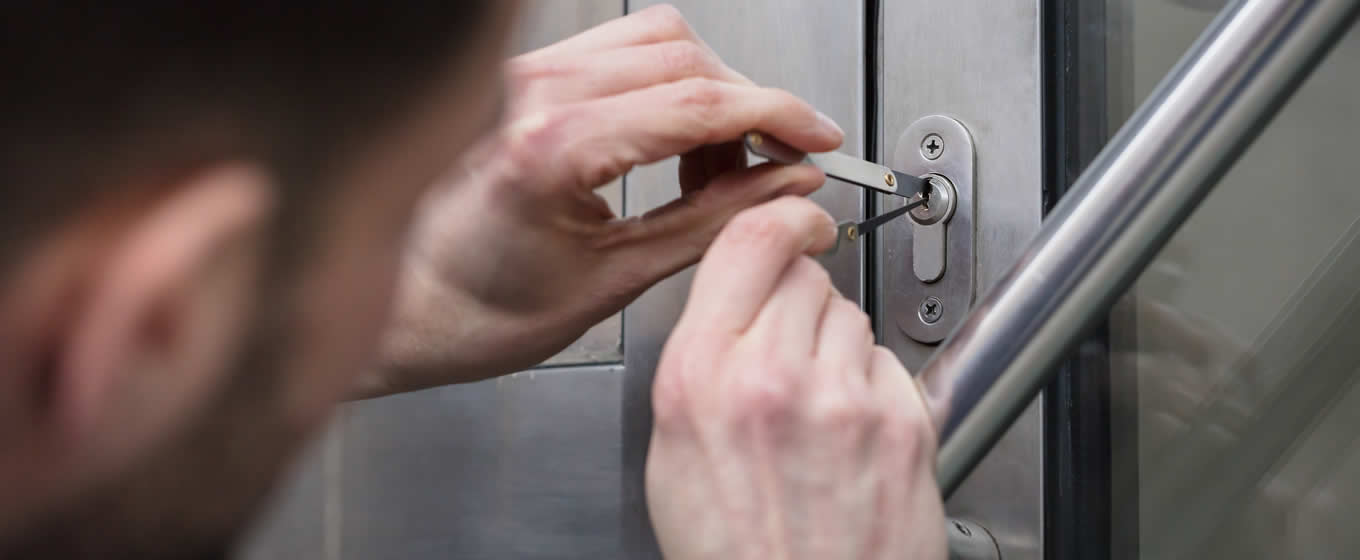 locksmith-door-lockpicker.jpg